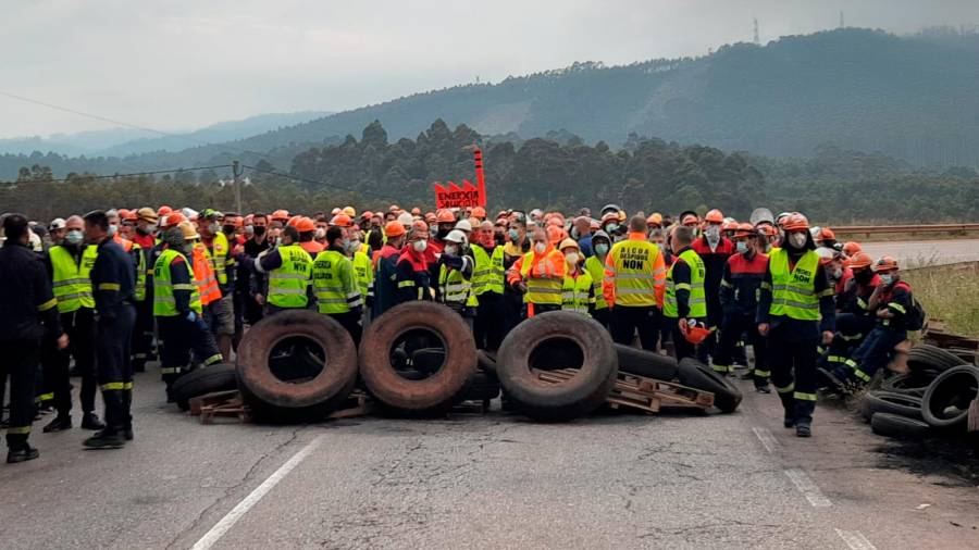 Vuelven a arder barricadas de neumáticos a las puertas de Alcoa San Cibrao