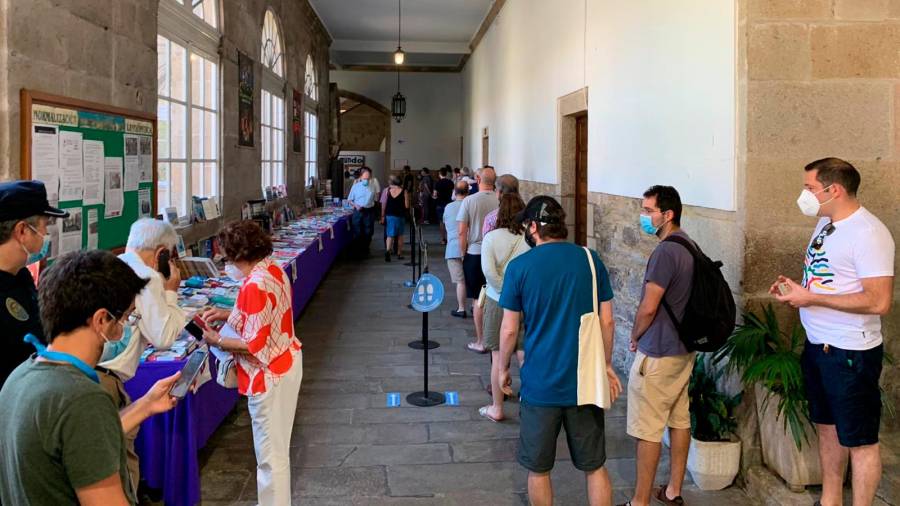 Quejas por las largas colas para votar y aglomeraciones en el IES Rosalía de Castro de Santiago