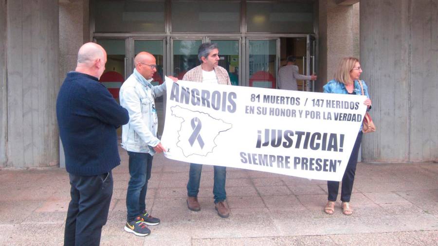 Víctimas De Angrois Ante El Juzgado En Santiago FOTO: EUROPA PRESS
