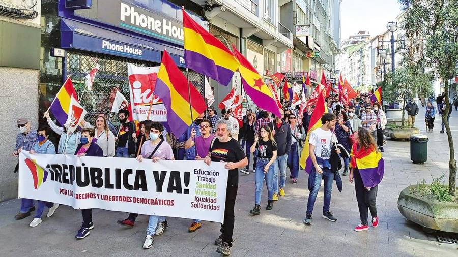 Participantes en una marcha por el aniversario de la II República en Santander. Foto: E,P.