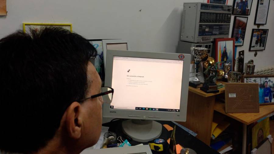 Fernando Ramos, ante el ordenador sin conexión. Foto: ECG 