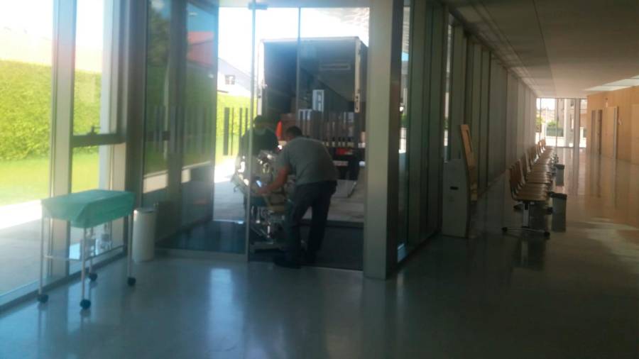 Un momento do traslado do equipamento ao centro de saúde. Foto: Sergas