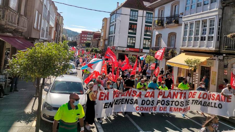 Cientos de vecinos y trabajadores de la planta de residuos de Lousame (A Coruña) se manifiestan en Noia a favor de la continuidad de estas instalaciones, FOTO: COMITÉ DE EMPRESA