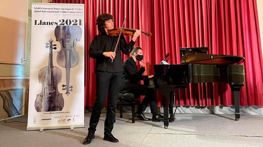 Anxo Gómez Piñeiro tocando el violín en el Concurso Internacional de Violín de la villa de Llanes . Foto: ECG