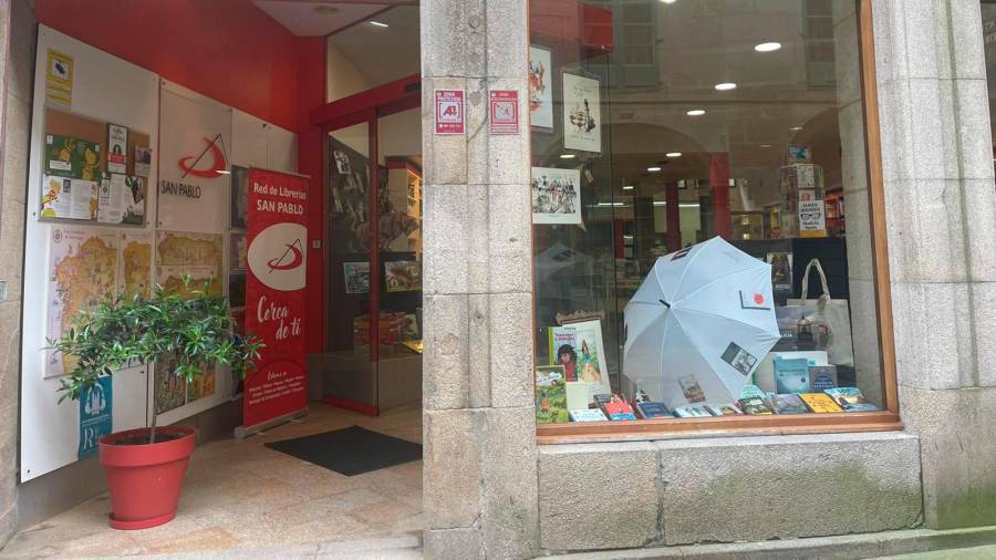 Escaparate de la librería San Pablo, en la rúa do Vilar, en el casco histórico de Compostela