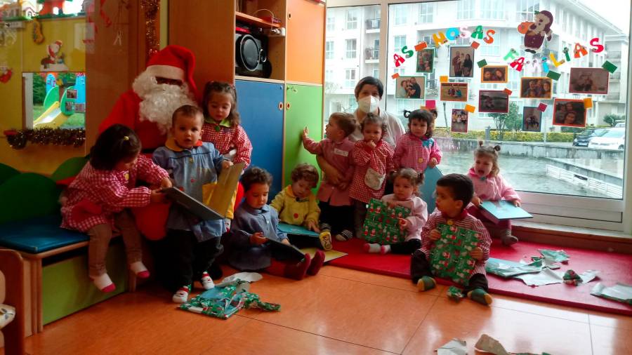 Visita de Papa Noel estas navidades a la Escola infantil municipal da Madalena, emplazada en O Milladoiro. Foto: MG