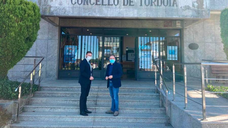 Gonzalo Trenor, esq., e Antonio Pereiro diante da sede do Concello de Tordoia. Foto: Xunta