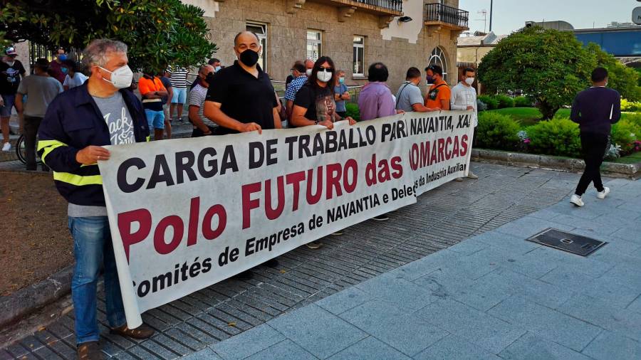PANCARTAS. Protesta de los trabajadores ante la Delegación del Gobierno, que llegaron desde Ferrol en caravana de coches. Foto: Comité de Navantia