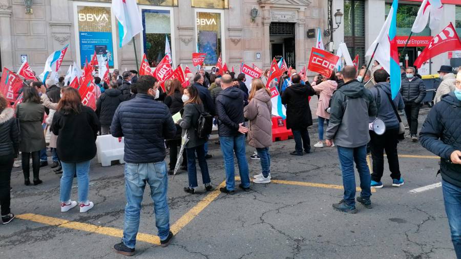 Concentración conjunta contra los despidos en el BBVA en A Coruña. Foto: CCOO
