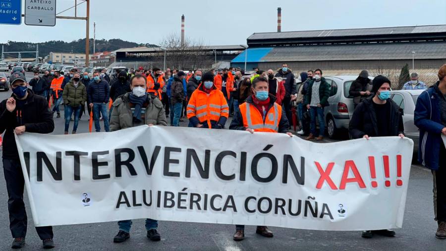 En el 32. º día de huelga en Alu Ibérica A Coruña los operarios volvieron a las puertas de la planta. Foto: Rebelión Aluminio