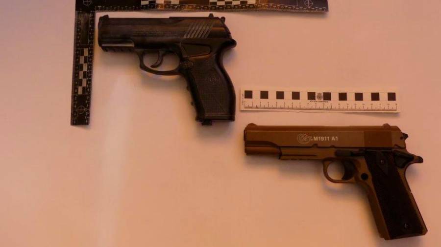 Imagen de las dos pistolas decomisadas. Foto: P.N.