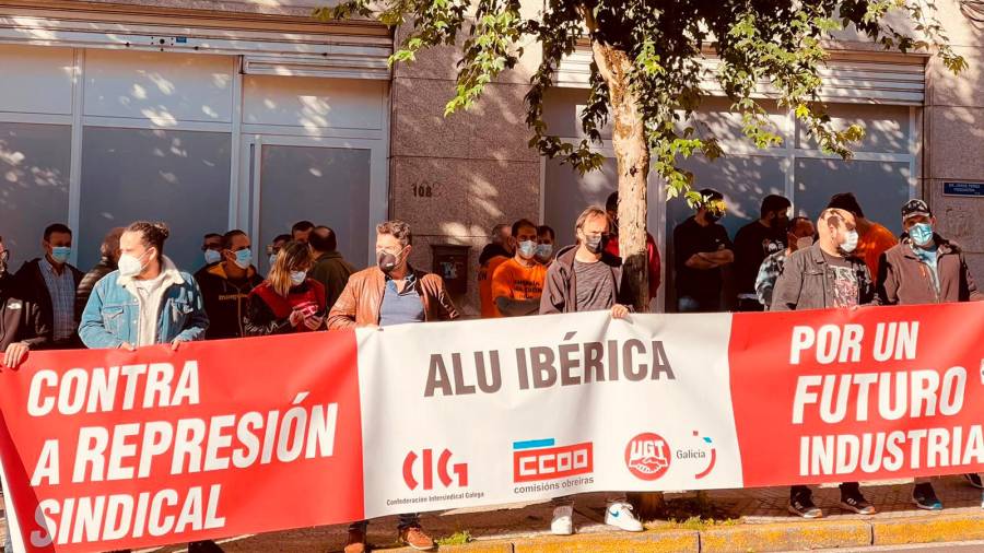 Trabajadores de Alu Ibérica protestan ante el Parlamento en Compostela. Foto: Gallego