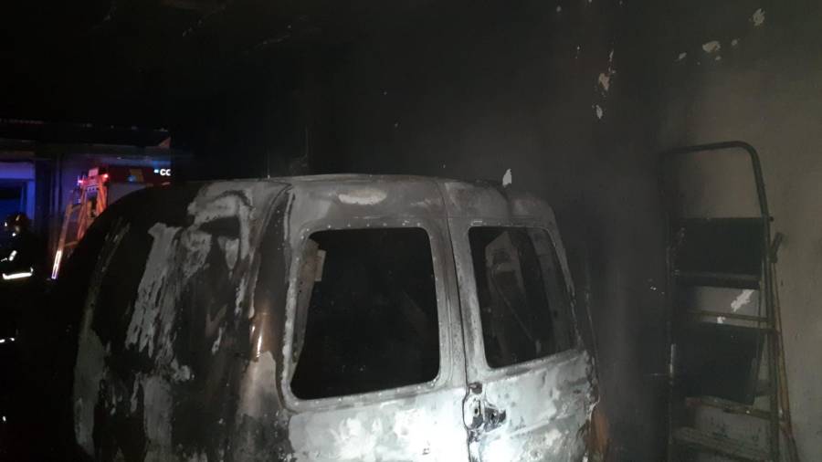 Desalojados dos edificios en Milladoiro por el incendio sin heridos de un bajo