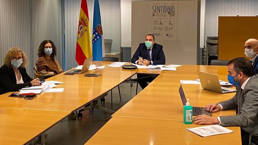 El conselleiro de Sanidade, Julio García Comesaña, en el centro, durante la reunión del subcomité clínico este viernes. XUNTA