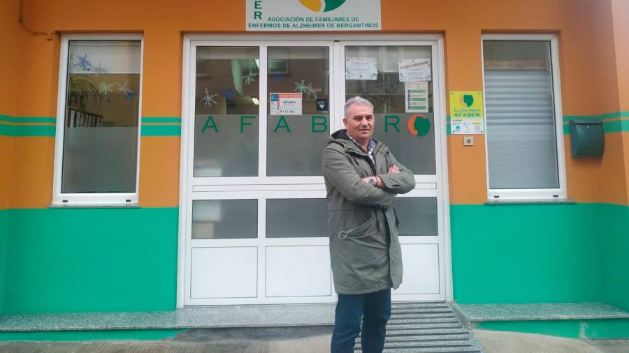 Jesús Villar, presidente de Afaber na entrada do local da entidade, en Carballo. Foto: Afaber.