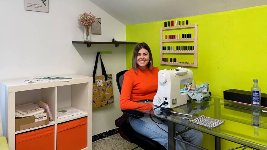 Andrea Lourido trabajando en su atelier, en O Son, donde confecciona con gran mimo los productos de su marca. Foto: A. L. 