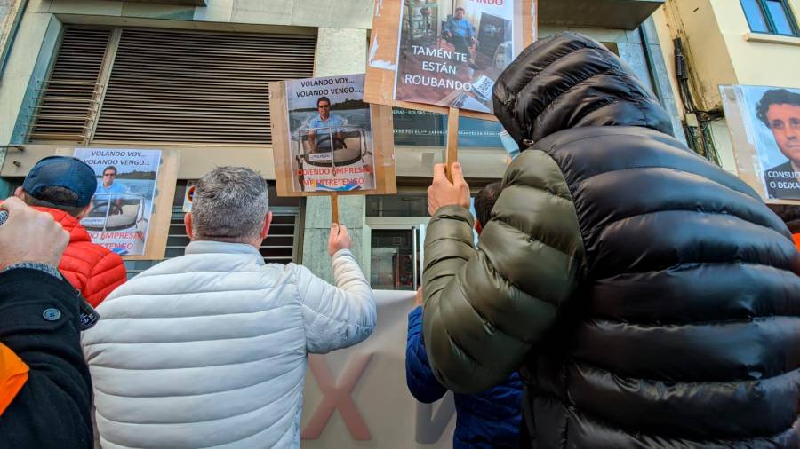 Trabajadores de Alu Ibérica protestan ante la oficina herculina de Consulting Pulpeiro, a la que culpan de ayudar a Grupo Riesgo a desmantelar la planta. Foto: Rebelión Aluminio