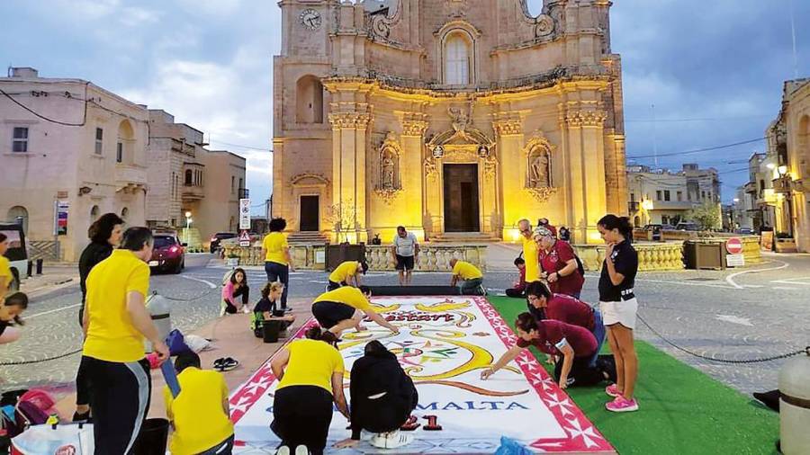BASÍLICA. Participantes en el encuentro elaborando la alfombra floral en la plaza ubicada ante la Basílica de la Visitación de Gharb. Foto: F.A.G.