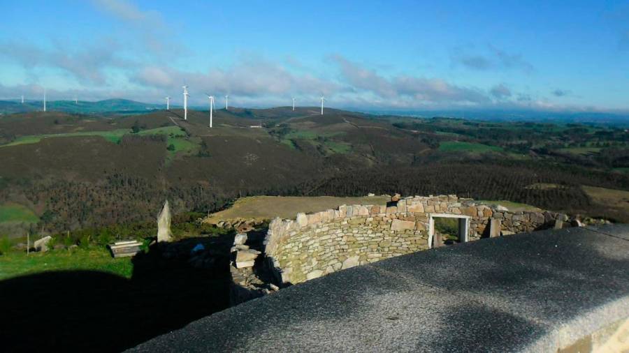Vista desde el Mirador de O Cotro, en Negreira, de un parque eólico ya existente. Foto: EEA