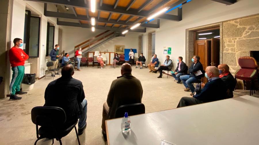 Xuntanza no local social de Tapia durante o mes de setembro para coñecer as diferentes propostas. Foto: Concello de Ames.