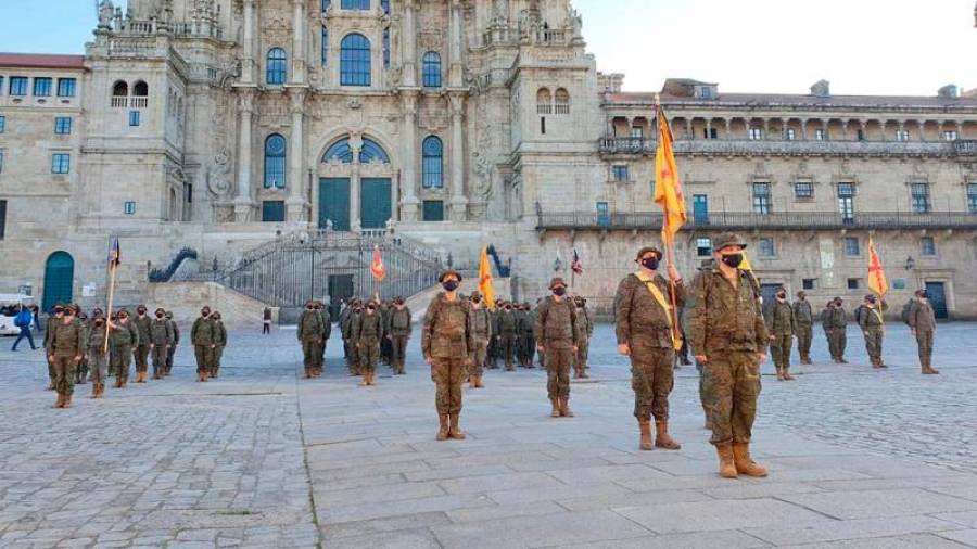 Formación de los integrantes del Ejército en la plaza do Obradoiro, a su llegada a la capital gallega