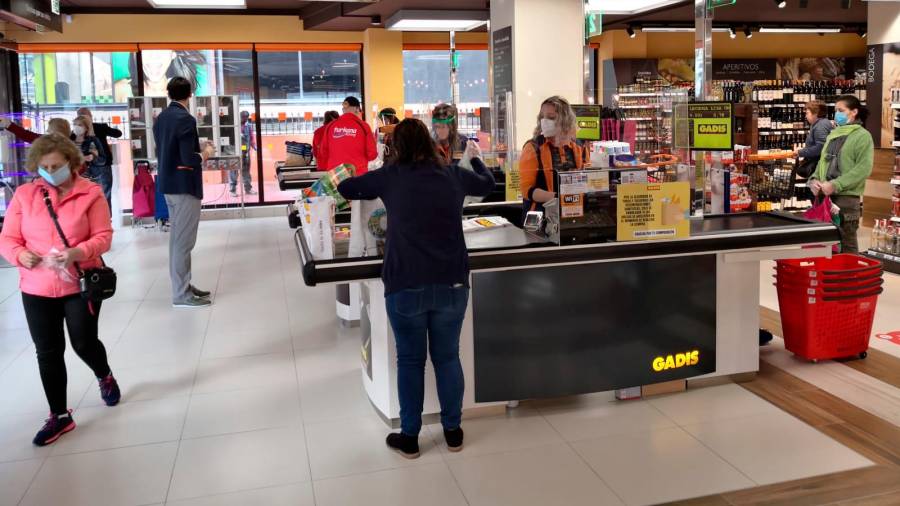Zona de las cajas de un supermercado Gadis en O Milladoiro. Foto: G.G.