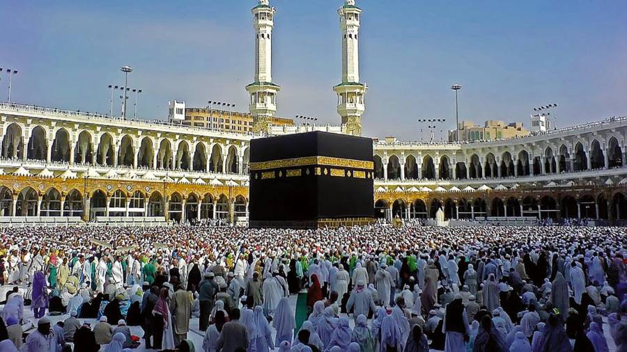 Peregrinos musulmanes de todo el mundo giran alrededor de la Kaaba