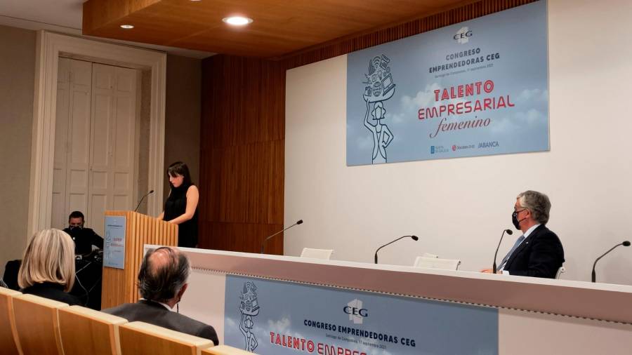 La conselleira de Emprego e Igualdade, María Jesús Lorenzana, junto a Juan Manuel Vieites en la clausura. Foto: Gallego