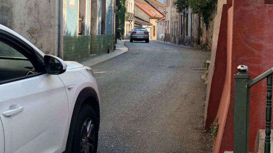 una estrecha ‘puerta’. La estrecha calle Lepanto es, de momento, el acceso directo al centro urbano de Ribeira desde las avenidas de A Coruña y de Ferrol. Foto: Suso Souto