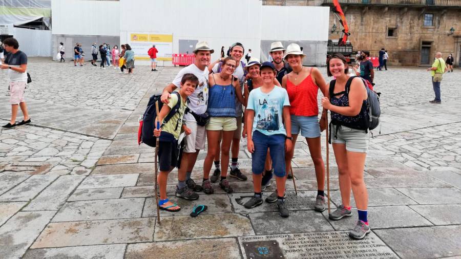La familia francesa celebra satisfecha su llegada a Santiago tras 8 años