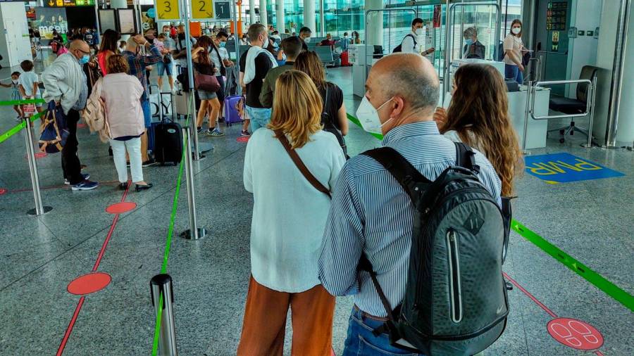 Pasajeros haciendo cola en el aeropuerto Rosalía de Castro para embarcar en sus vuelos. Foto: Fernando Blanco