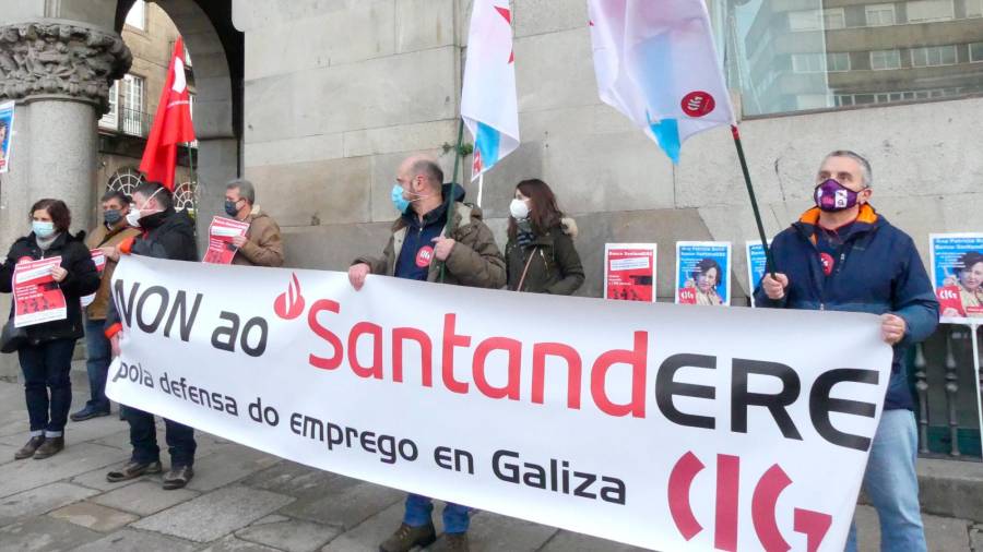 Los trabajadores del Santander también se movilizaron en Compostela. Foto: CIG