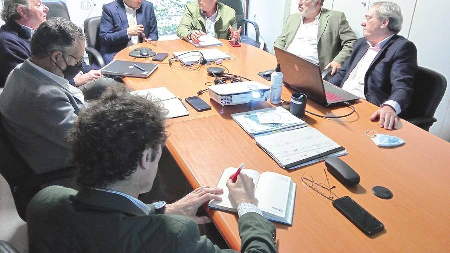 Al frente Enrique de Salvador y Heriberto García en una reunión con los representantes de parques empresariales