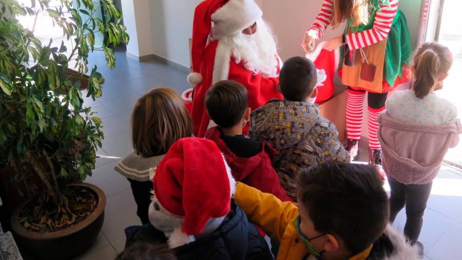 Papá Noel xa visitou aos nenos e nenas da Laracha. Foto: Concello da Laracha