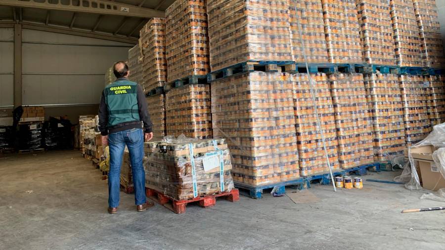 La Guardia Civil inspecciona los alimentos intervenidos / Foto: GC