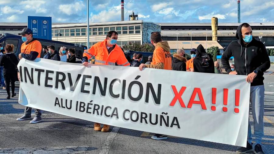 Protesta pasada de los trabajadores de Alu Ibérica en A Coruña; este jueves volverán a la carga. Foto: Rebelión Aluminio