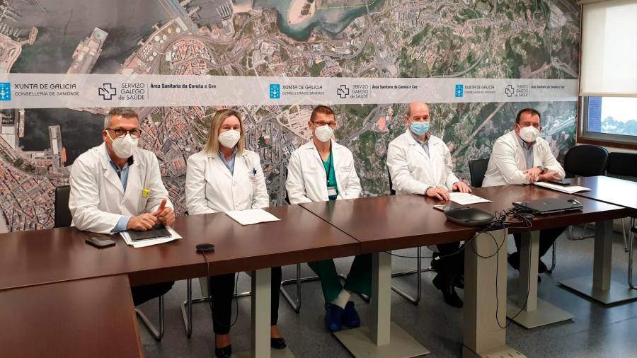 A la izquierda, el gerente del Área sanitaria de A Coruña, Luis Verde, con otros responsables médicos del Chuac. Foto: E.P.