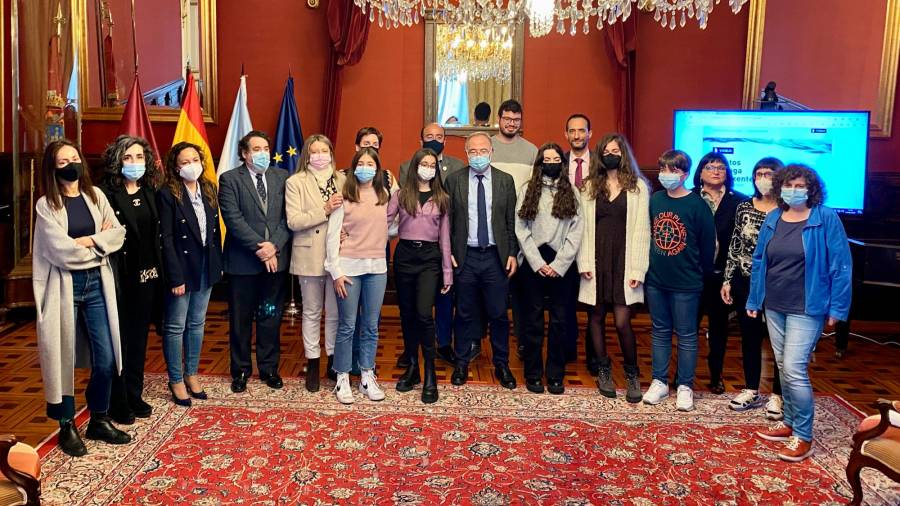 el alcalde, el director de Viaqua y varios concejales con los alumnos premiados en el certamen literario Foto: V.Q