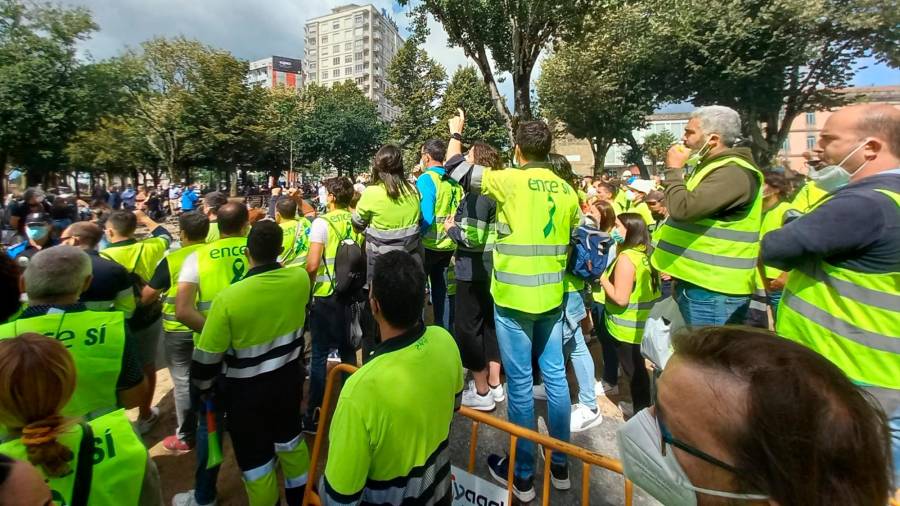 Empleados de Ence en la protestas del día del pregón de la festividad de la Peregrina en Pontevedra. Foto: Gallego