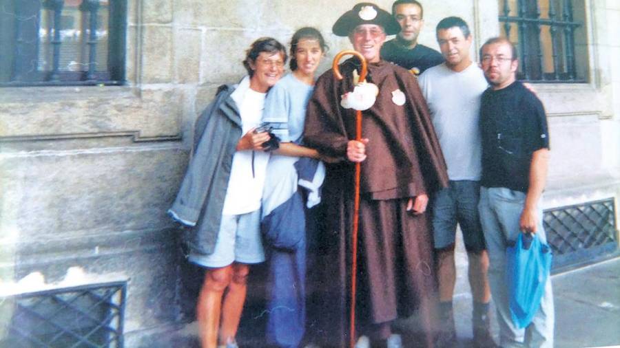 Antoine (centro) con el traje típico de peregrino en 2002