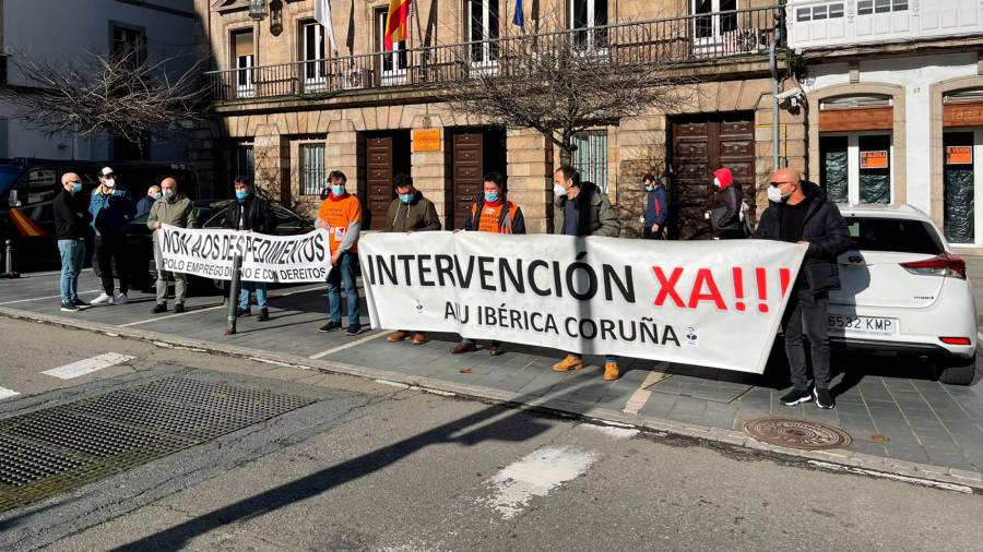Despliegue de los trabajadores de Alu Ibérica, con respeto a las normas COVID, en A Coruña. Foto: Rebelión del Aluminio