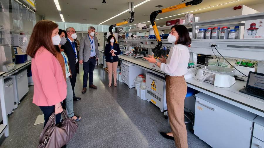 Natalia Barreiro, directora de la refinería de Repsol en A Coruña, junto a miembros de su equipo visitaron recientemente los laboratorios de EnergyLab. Foto: Repsol