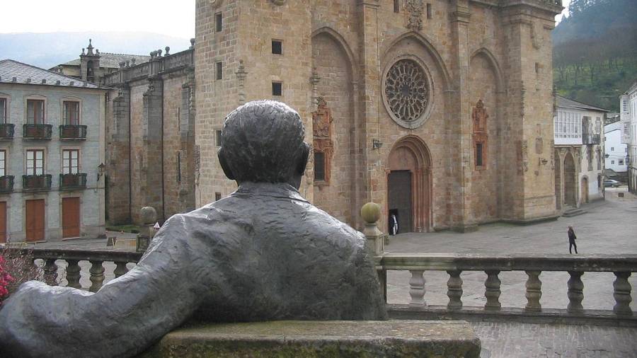 Estatua de Álvaro Cunqueiro, de espaldas, contemplando la Catedral de Mondoñedo. WIKIPEDIA