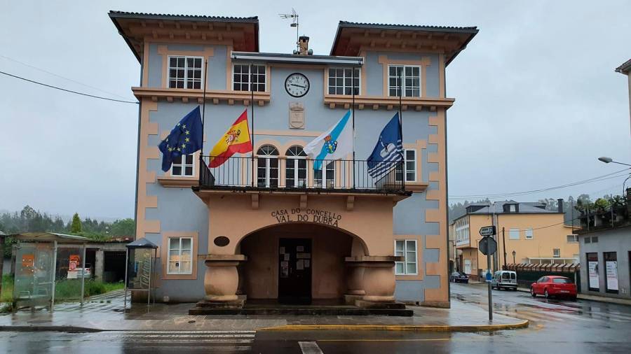 Casa do concello de Val do Dubra, onde debería terse celebrado xa o pleno. Foto: CVD
