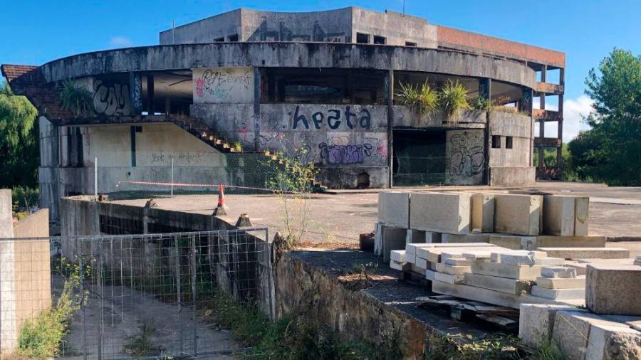 EN RUINAS. La antigua discoteca Hesta Kurba se construyó en el año 1991 y está en estado ruinoso. Foto: Suso Souto