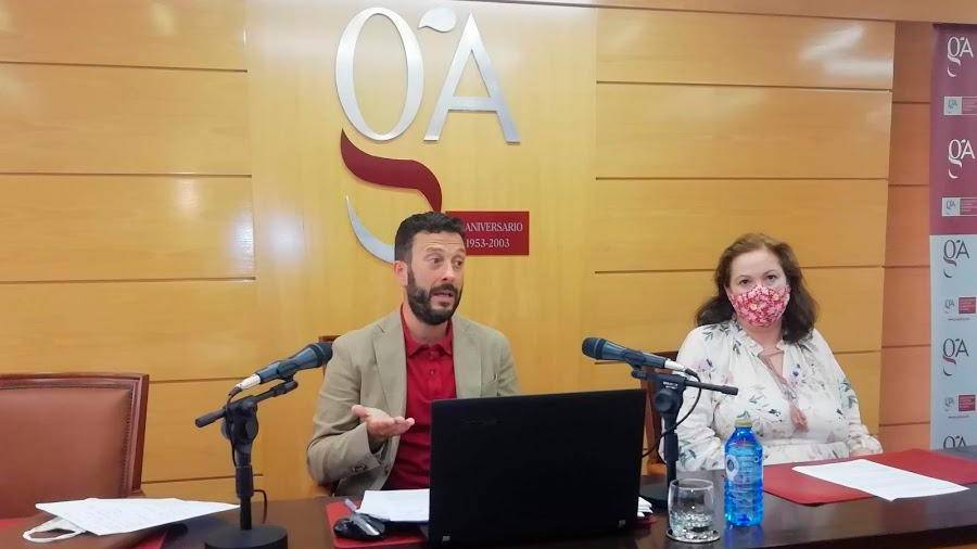 ‎Pilar Otero Moar, decana de los gestores administrativos gallegos, con el Inspector de Trabajo de A Coruña, Javier Fernández Travieso.