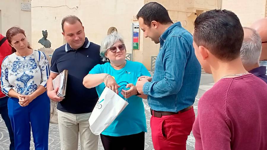 obsequios. Pepa Martínez entrega los obsequios al alcalde David Apap, izqda., y al ministro maltés Clint Camilleri. F: O.M.