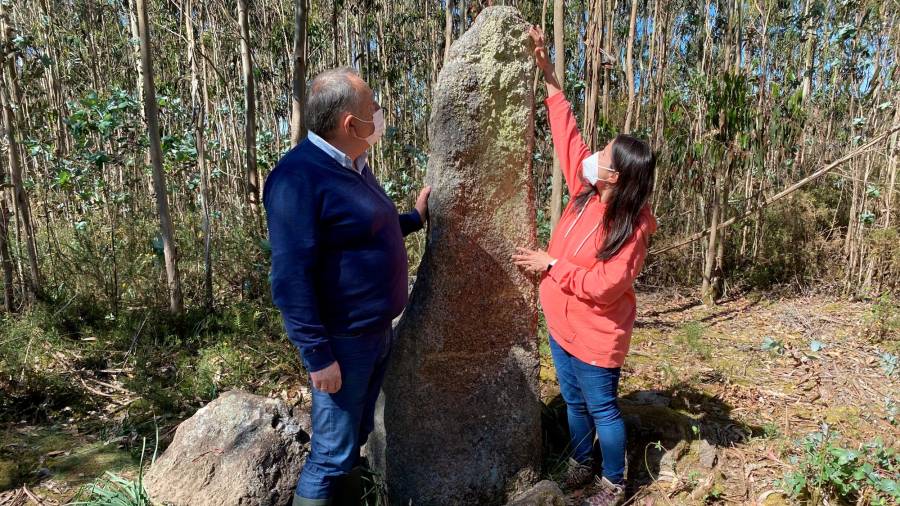 Jose Manuel López e Patricia Bello comprobando o estado do menhir de Erboedo. Foto: Concello da Laracha