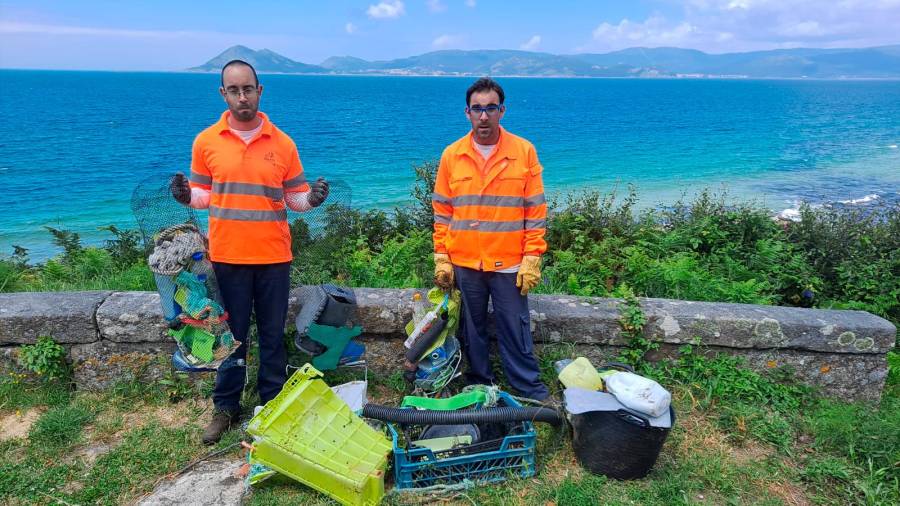 Membros da ecobrigada de Amicos amosan o lixo mariño recollido tras unha xornada de traballo en Porto do Son. Foto: A.