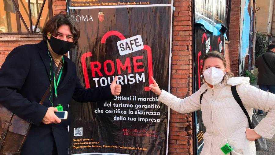 Alberto Rodríguez Gorgal delante de un cartel dedicado al sector turístico de la capital italiana